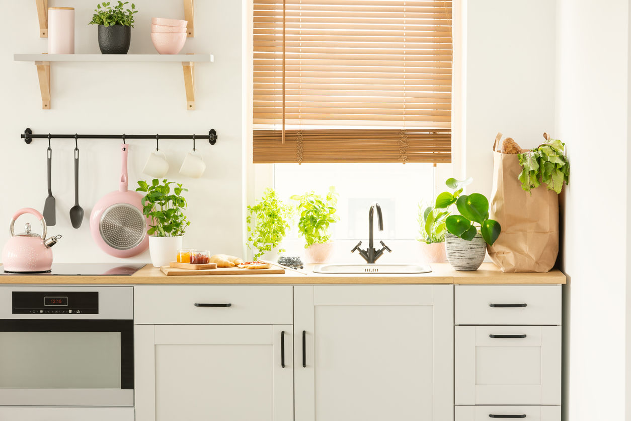 An uncomplicated way to upgrade your kitchen: new hardware